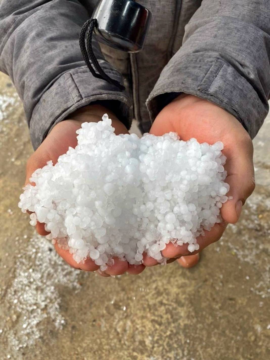 Yıldırım düştü, en üst kattaki dairenin tavanında delik açıldı! O kentte korkutan olay 10